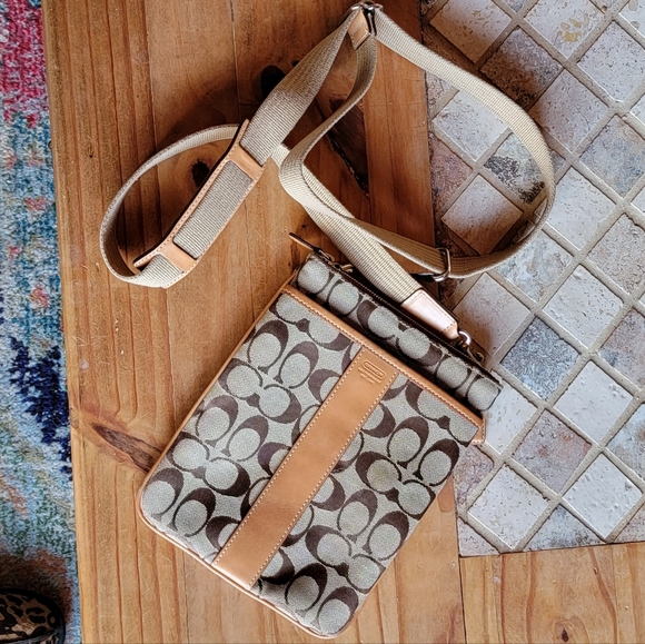 Coach Legacy Signature Swingpack Crossbody - Picture 1 of 5